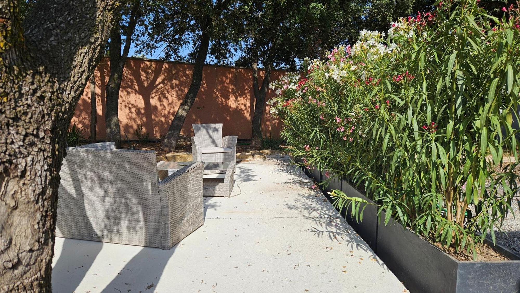 Location Independante Au Coeur Des Alpilles Pour 2 Personnes Avec Jacuzzi Aureille